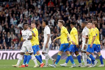 El enfrentamiento de Vinicius con Fali terminó con una tarjeta amarilla para cada uno. El jugador del Real Madrid le recriminaba al central del Cádiz un codazo sobre Rodrygo.