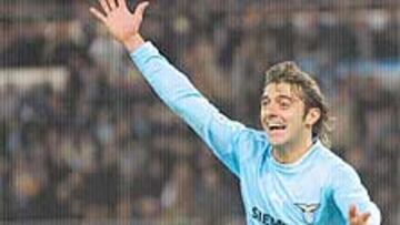 <b>GOLEADOR.</b> Claudio festeja un gol que consiguió este año al superar a Buffon, el portero del Inter.