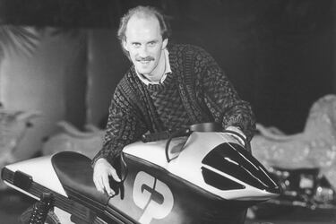 Reinhold Roth falleció el pasado 15 de octubre, a los 68 años de edad, aunque permanecía en estado vegetativo desde que sufrió un grave accidente en el GP de Yugoslavia de 1990, en el que también se vio implicado Álex Crivillé. El alemán fue un célebre piloto de finales de la década de los 80 en el Mundial de 250cc, categoría en la que logró dos subcampeonatos del mundo en las temporadas 1987 y 1989, además de tres victorias. 