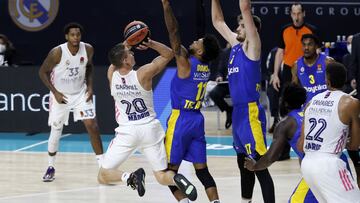 Jaycee Carroll, escolta del Real Madrid, lanza de manera acrob&aacute;tica ante Tyler Dorsey y Dragan Bender, del Maccabi Tel Aviv.