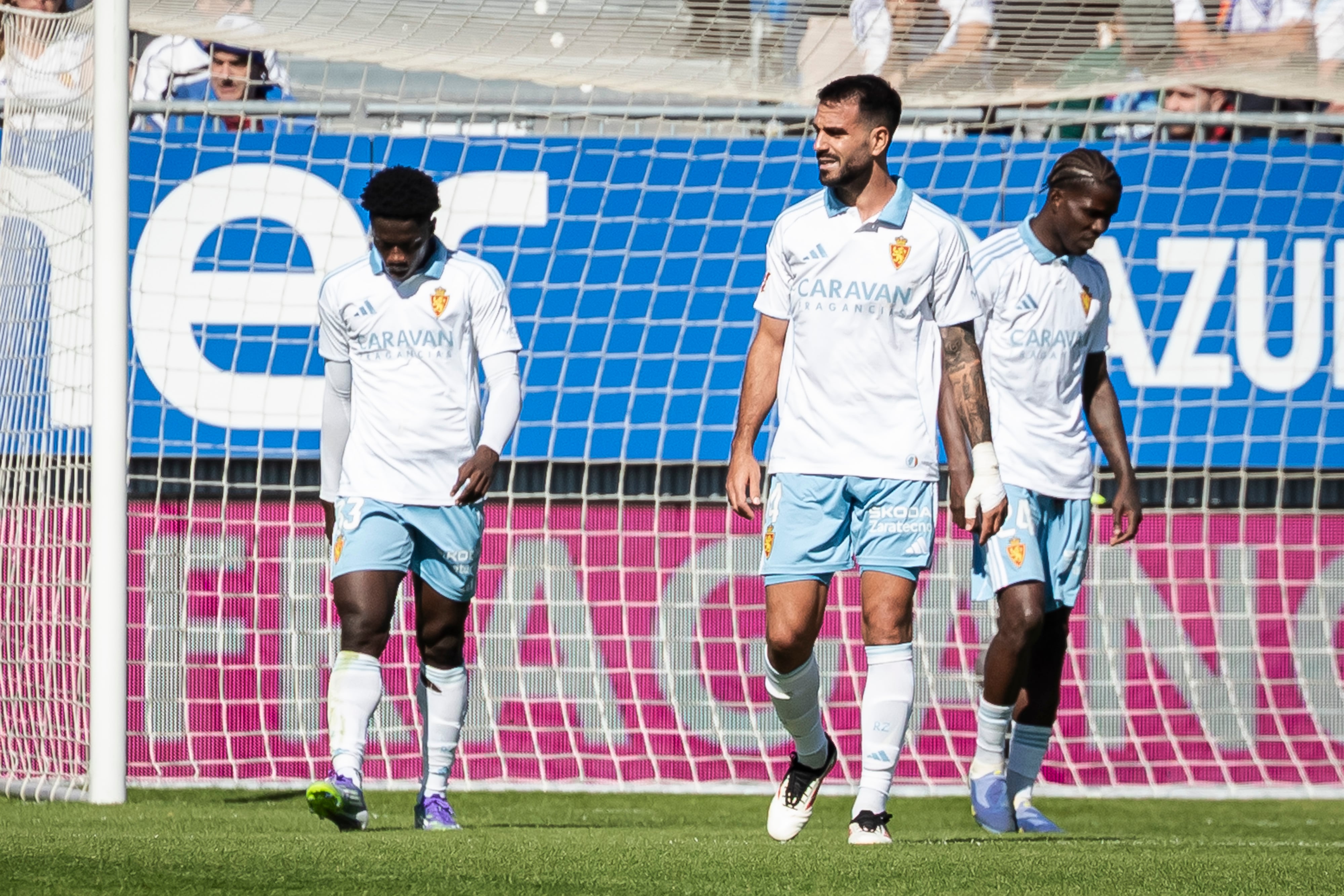 Saidu, Insua y Akouokou lamentan el gol de Córdoba.