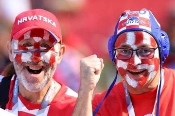 Hoy en el Al Bayt Stadium se enfrentan las selecciones de Croacia y Marruecos y los seguidores de ambos combinados han llenado de color el estadio. 