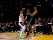 Aldama le da un pelotazo aposta en la frente a Doncic: su reacción es para verla