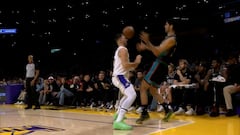 Aldama le da un pelotazo aposta en la frente a Doncic: su reacción es para verla