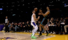 Aldama le da un pelotazo aposta en la frente a Doncic: su reacción es para verla