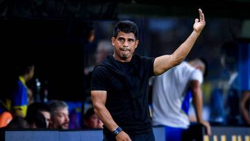 BUENOS AIRES, ARGENTINA - FEBRUARY 05: Head coach Hugo Ibarra of Boca Juniors gives instructions to his players during a match between Boca and Central Cordoba as part of Liga Profesional 2023 at Estadio Alberto J. Armando on February 5, 2023 in Buenos Aires, Argentina. (Photo by Marcelo Endelli/Getty Images)