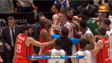 Polémica: Alen Omic, expulsado por separar en una tangana