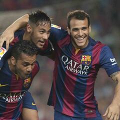 Dani Alves da bola a su amigo Sandro por su racha goleadora