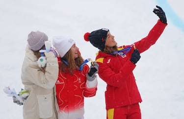 La española Ana Alonso, medalla de bronce, hace un autorretrato en el podio junto a la medalla de oro, Marianne Fatton, de Suiza y la medalla de plata, Emily Harrop, de Francia. 
