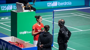 Arturo Ruiz, a la derecha, charla con Clara Azurmendi, la mejor jugadora española tras la retirada de Carolina Marín.