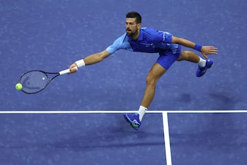 NEW YORK, NEW YORK - AUGUST 28: Novak Djokovic of Serbia reaches f a shot against Alexandre Muller of France during their Men's Singles First Round match on Day One of the 2023 US Open at the USTA Billie Jean King National Tennis Center on August 28, 2023 in the Flushing neighborhood of the Queens borough of New York City.   Clive Brunskill/Getty Images/AFP (Photo by CLIVE BRUNSKILL / GETTY IMAGES NORTH AMERICA / Getty Images via AFP)