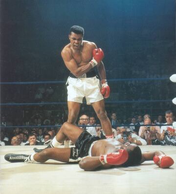 DETUVO EL TIEMPO. En 1965, Ali tumbó a Liston en el primer round. Neil Leifer captó esta foto histórica.