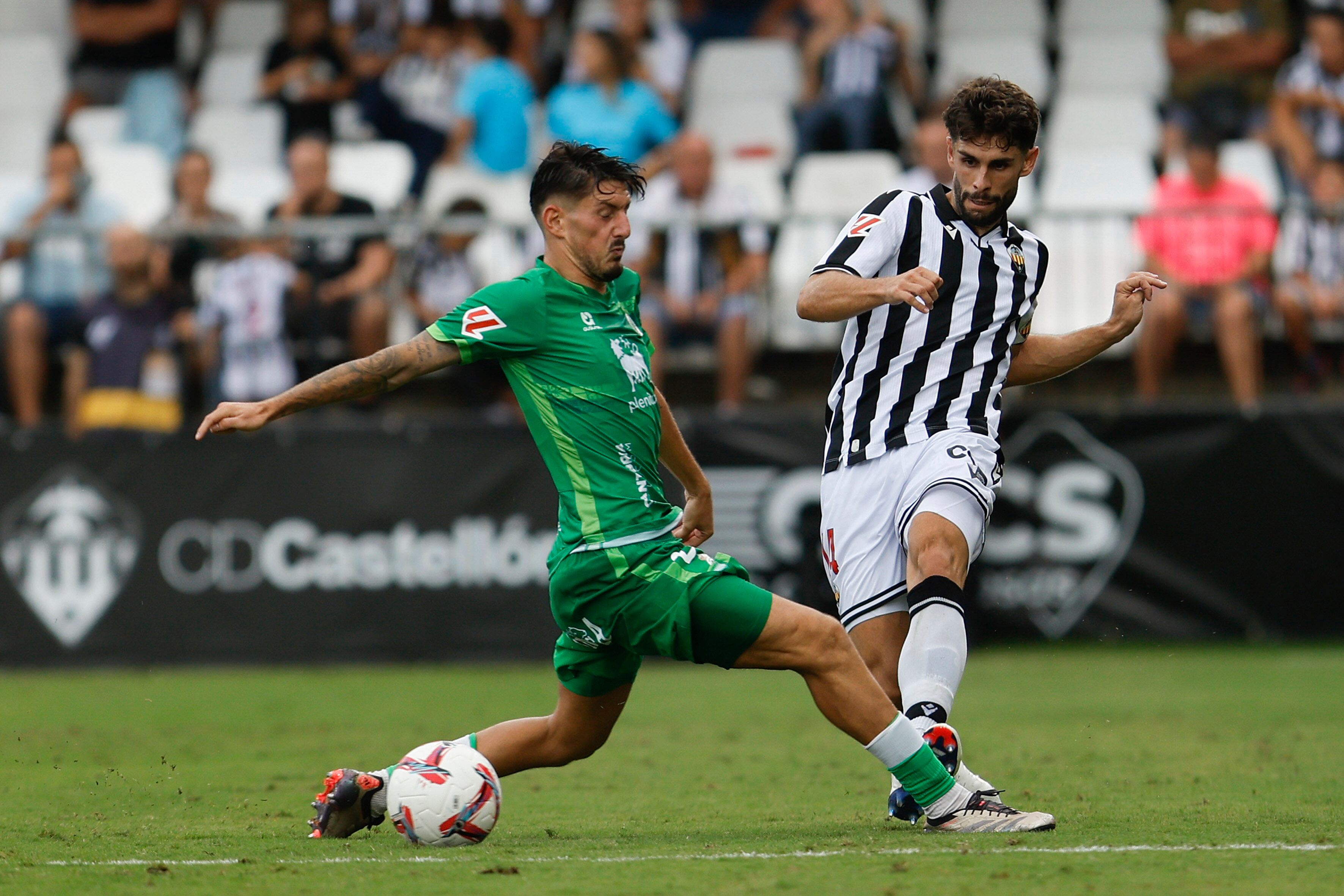 Óscar Gil, que dejó más sombras que luces en su etapa en el Racing, vuelve como suplente habitual con Johan Plat en el Castellón.