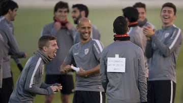 Los leones estaban relajados ayer en Lezama. Dieron un toque de gracia al gastar una broma a Sabin Merino, que cumplió 25 años. Le colgaron un cartel: “Es mi cumpleaños, dame una colleja”.
