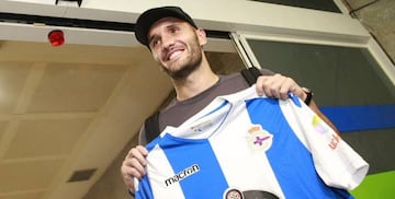 El futbolista Lucas Pérez a su llegada esta noche al aeropuerto de A Coruña.