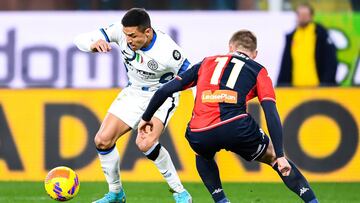 GENOA, ITALY - FEBRUARY 25: Alexis Sanchez of Inter (L) and Albert Gudmundsson of Genoa vie for the ball during the Serie A match between Genoa CFC and FC Internazionale at Stadio Luigi Ferraris on February 25, 2022 in Genoa, Italy. (Photo by Getty Images