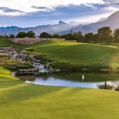 How much does it cost to play at the TPC Summerlin golf course in Las Vegas?