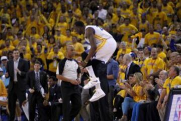 Draymond Green jugador de los Warriors salta en el tercer partido de los cuartos de final de la Conferencia Oeste de los Playoffs de la NBA en 2013.