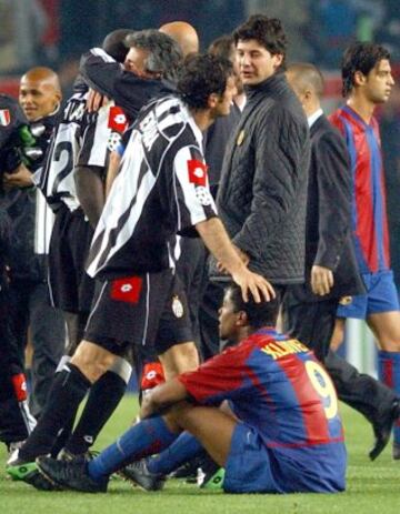 22 de abril de 2003. Partido de vuelta de los cuartos de final de la Champions League entre el Barcelona y la Juventus, gan la Juve por 1-2. Pasaron a la semifinal los de Turn. Patrick Kluivert en el suelo tras la eliminacin.