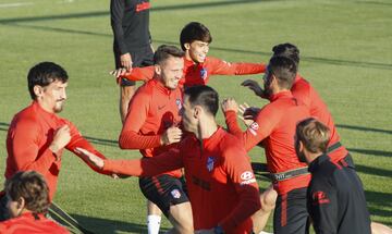 Bromas y buen ambiente en el entrenamiento del Atleti