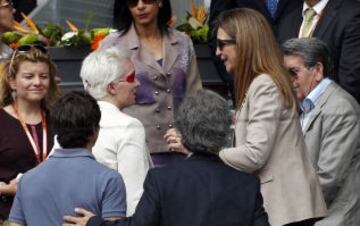 La infanta Elena saludando a la expiloto durante el Mutua Madrid Open 2013.