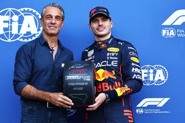 El piloto neerlandés de Red Bull Racing, Max Verstappen, recibe el premio Pirelli Pole Position tras imponerse en la prueba de calificación.