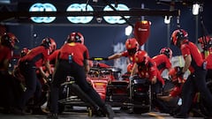 Sainz hace una parada en boxes con el Ferrari durante los test de Bahréin.