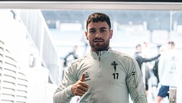 Javi Galán posa en el túnel de vestuarios de Balaídos.