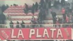 Esta escena de Independiente y la U parece de guerra y da la vuelta al mundo