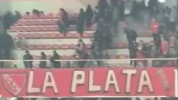 Esta escena de Independiente y la U parece de guerra y da la vuelta al mundo