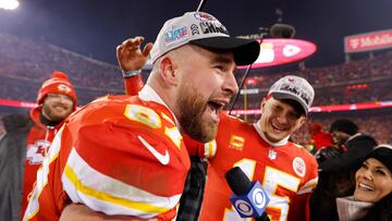 KANSAS CITY, MISSOURI - JANUARY 29: Travis Kelce #87 and Patrick Mahomes #15 of the Kansas City Chiefs celebrate after defeating the Cincinnati Bengals 23-20 in the AFC Championship Game at GEHA Field at Arrowhead Stadium on January 29, 2023 in Kansas City, Missouri. David Eulitt/Getty Images/AFP (Photo by David Eulitt / GETTY IMAGES NORTH AMERICA / Getty Images via AFP)