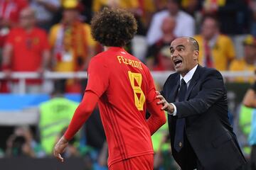 El seleccionador belga Roberto Martínez da instrucciones a Marouane Fellaini.