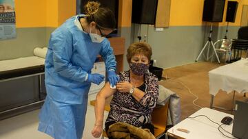 BARCELONA, SPAIN - OCTOBER 16: A health care worker administers a flu vaccine to a woman at a temporary vaccination centre during the second wave of Coronavirus (COVID-19) pandemic on October 16, 2020 in Barcelona, Spain. Catalan regional government started yesterday an early flu vaccine campaign as a measure against the coronavirus pandemic. (Photo by David Ramos/Getty Images)