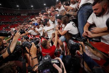 Ivan Rakitic y los aficionados del Sevilla felices con el trofeo de la Europa League.