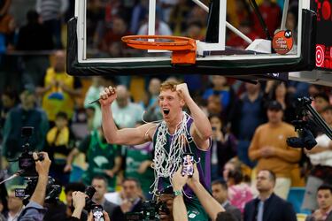 Alberto Díaz celebrando el título con la red de la canasta colgada en su cuello.