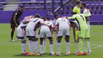 Piña de los jugadores del Real Valladolid antes de un partido.