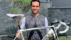 Alberto Contador posa con la bici que subast&oacute; para recaudar fondos contra el coronavirus.