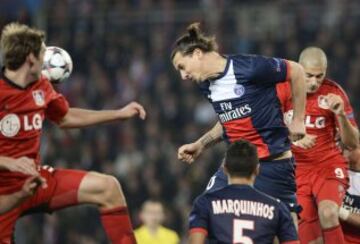 Zlatan Ibrahimovic dirige el balón durante el partido de la UEFA Champions League del partido de vuelta entre París Saint-Germain FC y el Bayer Leverkusen en el estadio Parc des Princes