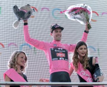 Tom Dumoulin, ídolo neerlandés, ganó la crono de 9,8 km y se enfundó la primera maglia rosa