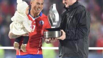 Chile's forward Eduardo Vargas receives the top scorer award at the end of the 2015 Copa America football championship final against Argentina, in Santiago, Chile, on July 4, 2015. Chile won 4-1 (0-0). AFP PHOTO / RODRIGO ARANGUA