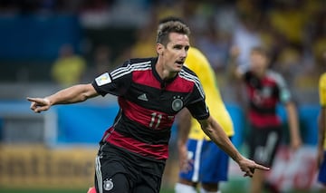 El encuentro que marcó a toda una nación se dio el 8 de julio del 2014, cuando Alemania despedazó 7-1 a Brasil en tierras cariocas. Pero eso no fue todo, ya que ese mismo día, el delantero alemán Miroslav Klose también le arrebató el título de máximo goleador a Ronaldo y se quedó solo en la cima al conseguir su gol 16 en Mundiales.