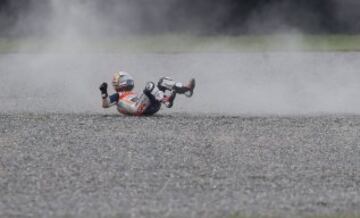 Caída del piloto español Dani Pedrosa de Honda, durante la carrera del Gran Premio de Argentina de MotoGP