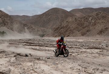 Cuarta etapa entre Arequipa-Tacna / Moquegua. El estadounidense Ricky Brabec.