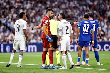 Rifirrafe entre Gerónimo Rulli y el defensa del Real Madrid. Carvajal toca con la frente la cara del portero argentino que se va al suelo. El árbitro Irfan Peljto acude al monitor del VAR, y tras revisar la jugada, muestra la cartulina roja al lateral blanco.