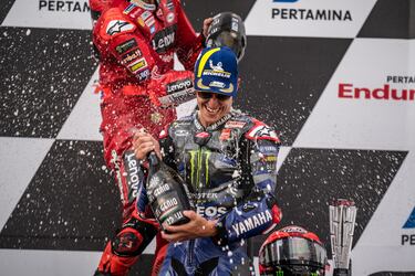 Francesco Bagnaia baña en Prosecco al a Fabio Quartararo.