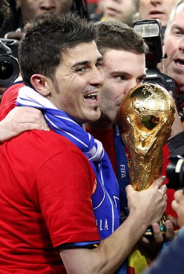 Finalmente España se proclamó campeona del Mundo en 2010 tras vencer a Holanda en la final 0-1. En la foto Villa celebra el Mundial con Mata.