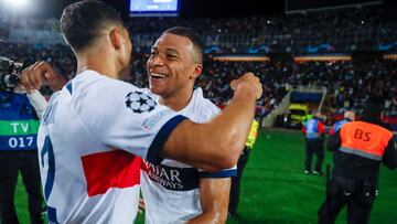 El delantero del PSG Kylian Mbapp¨¦ (d) celebra su segundo gol durante el partido de vuelta de los cuartos de final de la Liga de Campeones que FC Barcelona y PSG disputan hoy martes en el estadio Ol¨ªmpico Lluis Company, en Barcelona.
