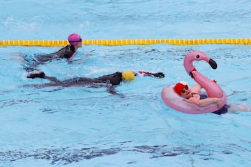 El descenso de la incidencia acumulada y la notable reducción de las muertes por COVID en Inglaterra han permitido un alivio de las restricciones en Londres, donde han vuelto a abrir las instalaciones deportivas al aire libre. En la imagen, Nicole Foster nada en un flotador de flamenco en una piscina del Hillingdon Lido en Uxbridge, al oeste de la ciudad.