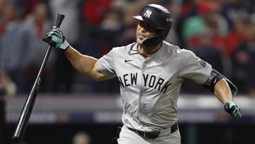 Cleveland (United States), 20/10/2024.- New York Yankees' Giancarlo Stanton hits two run home run during the sixth inning of game five of the Major League Baseball (MLB) American League Championship Series between the Cleveland Guardians and the New York Yankees in Cleveland, Ohio, USA, 19 October 2024. The winner of the best-of-seven games National League Championship Series will face the American League Championship Series winner in the World Series. (Liga de Campeones, Nueva York) EFE/EPA/DAVID MAXWELL