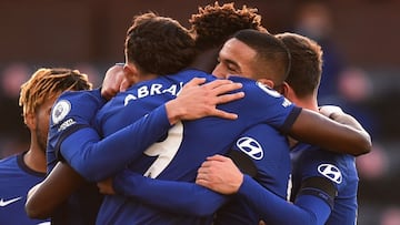 Soccer Football - Premier League - Burnley v Chelsea - Turf Moor, Burnley, Britain - October 31, 2020 Chelsea&#039;s Hakim Ziyech celebrates scoring their first goal with teammates Pool via REUTERS/Oli Scarff EDITORIAL USE ONLY. No use with unauthorized a